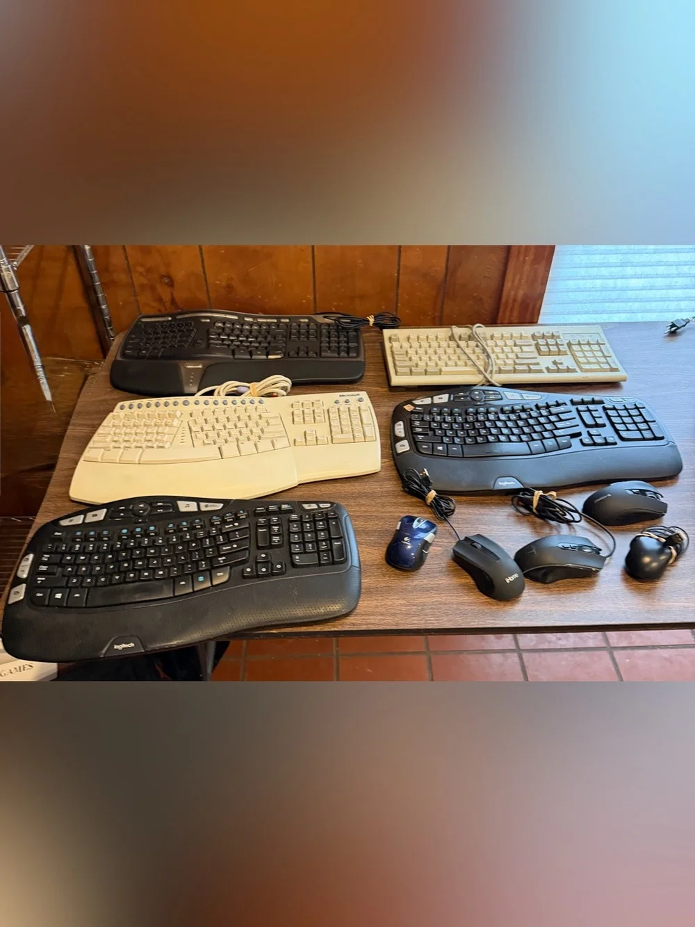 Keyboards & computer mouse lot Microsoft (black & ivory) Logitech